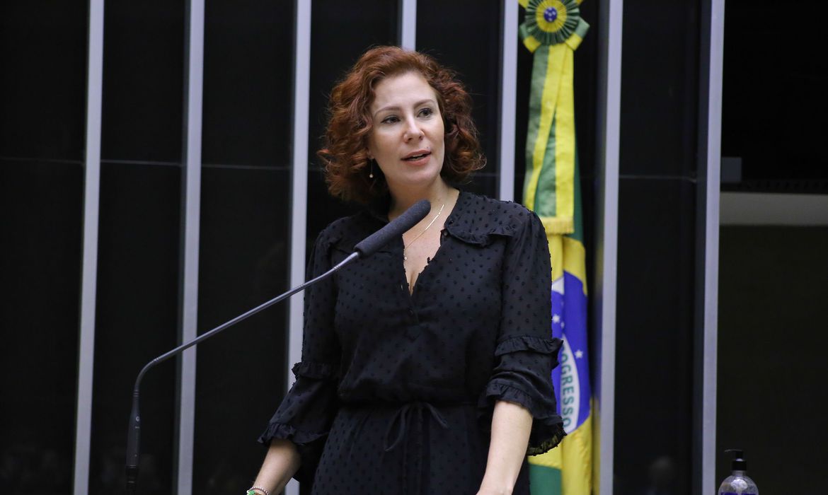 STF multa deputada Carla Zambelli por compartilhar informações falsas sobre processo eleitoral