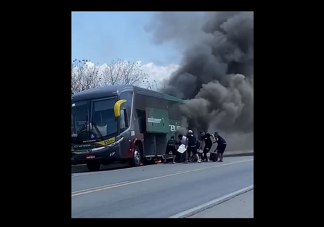 Ônibus do cantor Matheus Fernandes pega fogo no Cariri