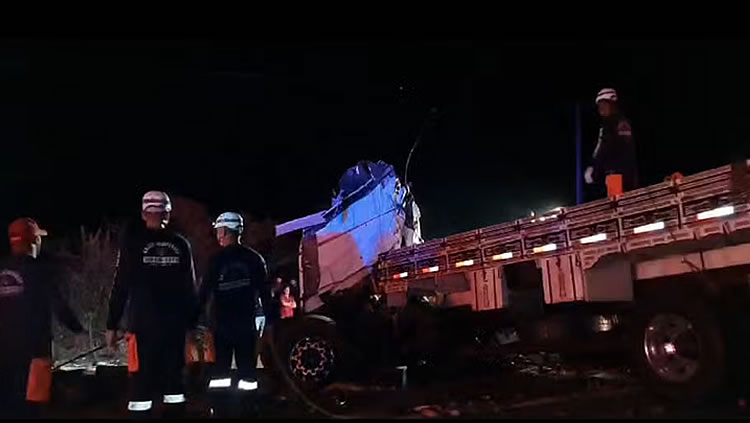 Batida entre caminhão e ônibus de turismo deixa 24 pessoas mortas e seis feridas no norte da Bahia