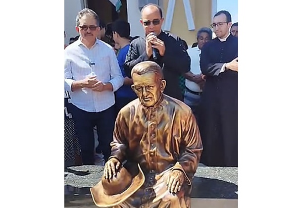 Após novo conserto, estátua de Padre Cícero volta ao seu lugar em Caririaçu