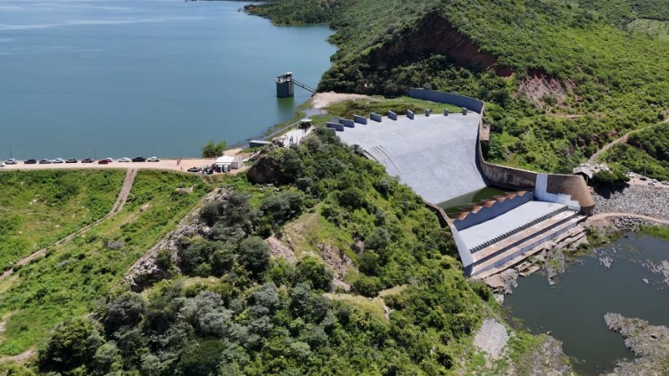 Açude Orós segue sangrando e registra lâmina dágua de 16 centímetros