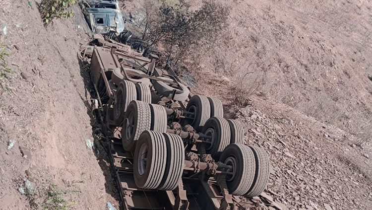 Carreta capota e motorista morre carbonizado na BR 116 em Icó