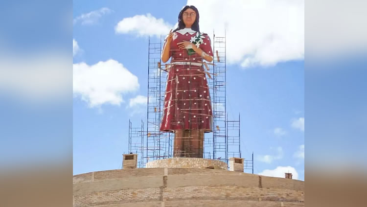 Montagem do monumento da Menina Benigna é finalizada