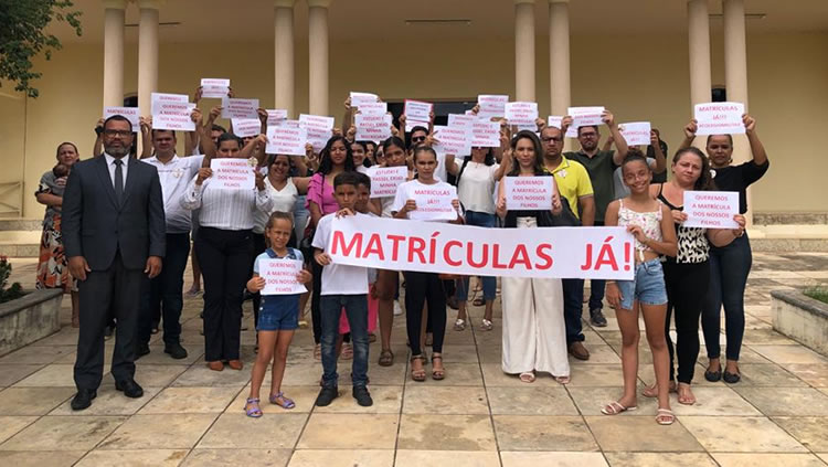 Pais reivindicam matriculas dos filhos em colégio da PM de Juazeiro do Norte, após suspensão do processo seletivo