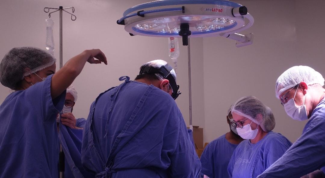 Hospital São Vicente realiza parto raro de bebê gerado fora do útero da mãe