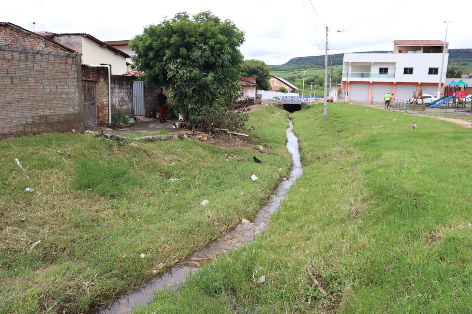 Santana do Cariri recebe obra de rede aérea de esgoto no Canal de São Pedro